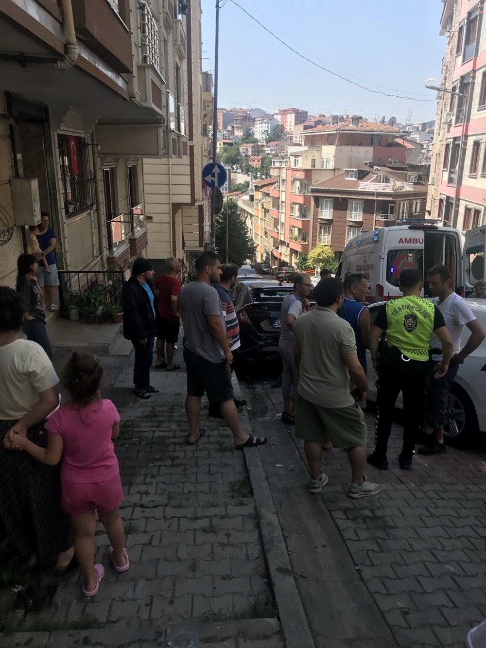 İstanbul’da sokağı savaş alanına çeviren kaza: Panikleyip otomobilden atladı - 2