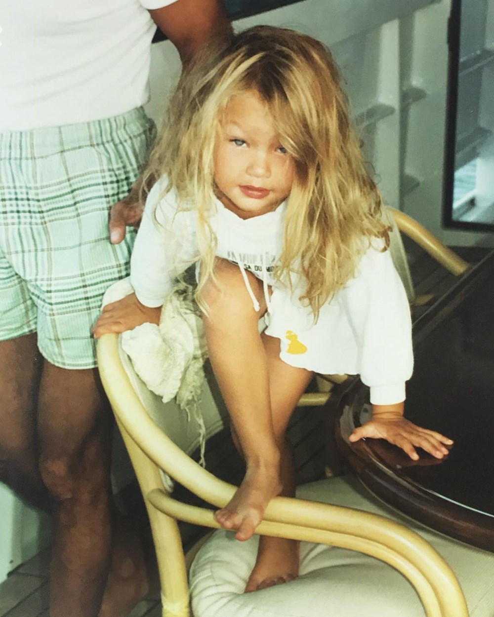 Su Burcu Yazgı Coşkun'dan nostaljik kare (Ünlülerin çocukluk ve gençlik halleri) - 329