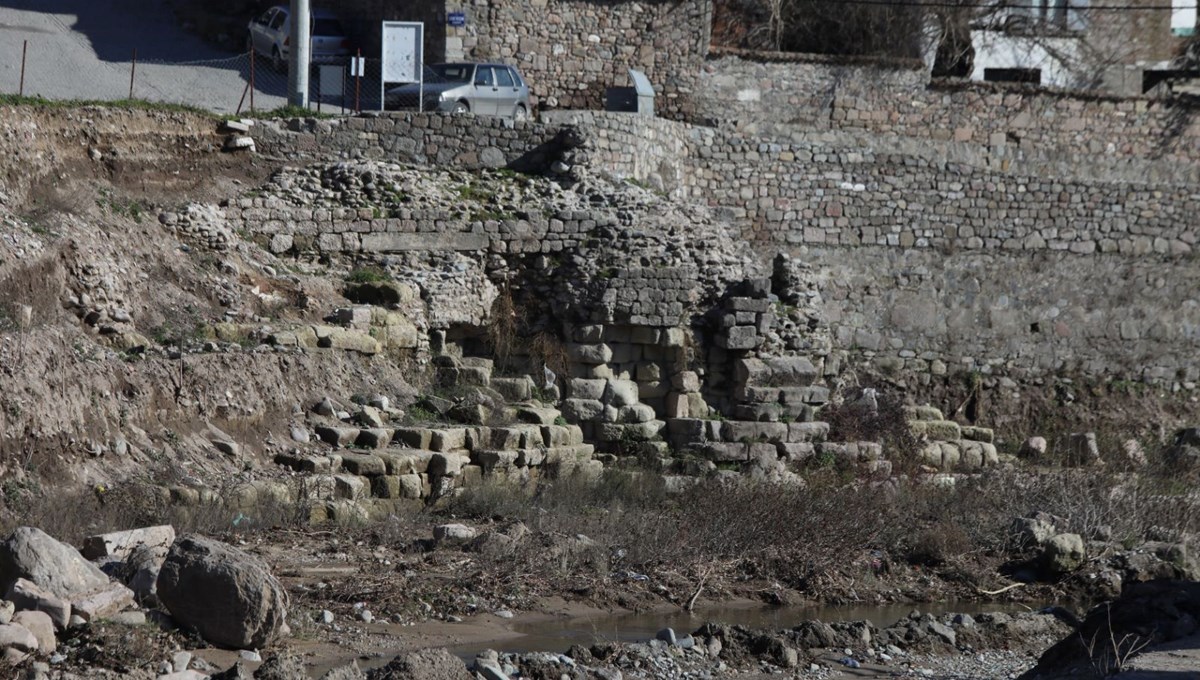 Bergama Antik Kenti'nde yeni sur duvarları keşfedildi