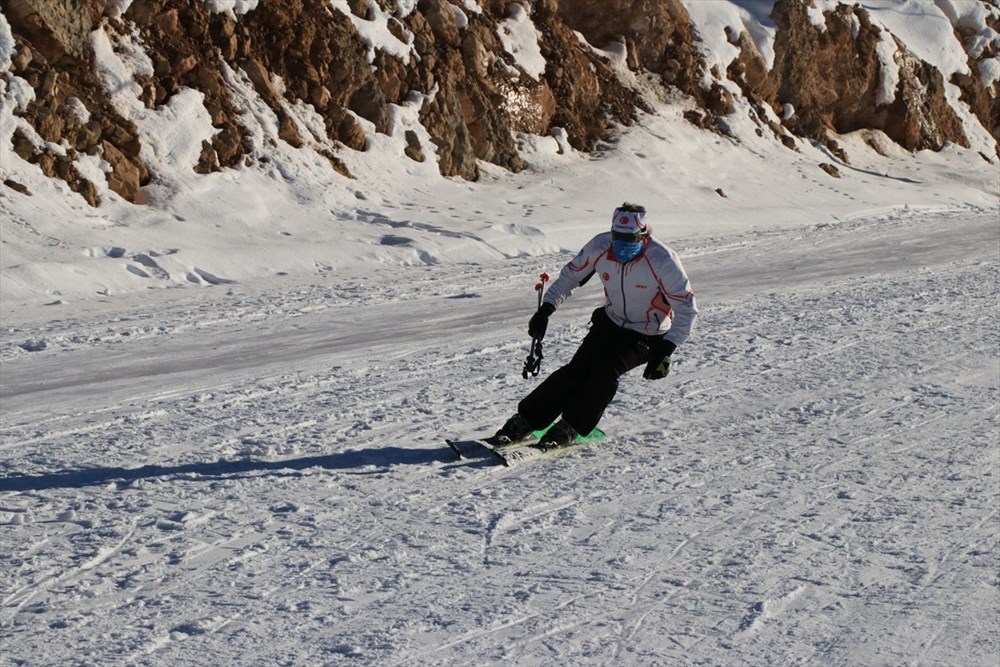 Dinlenmeden pisti tamamlanamayan kayak merkezi: Ergan - 17