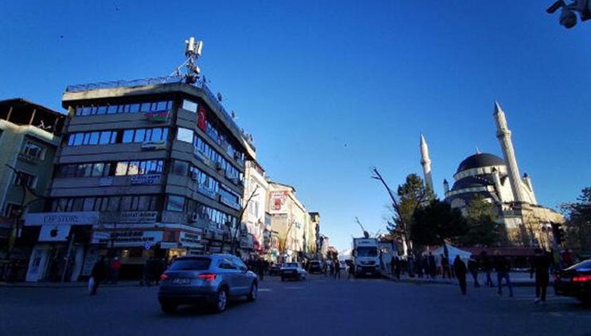 Bingöl ve Siirt'te kar nedeniyle 175 köy yolu ulaşıma kapandı Bingöl ve Siirt'te kar nedeniyle 175 köy yolu ulaşıma kapandı