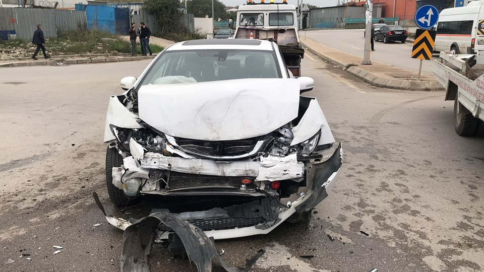 Kocaeli'de işçi servisi ile otomobil çarpıştı: 16 yaralı - 1
