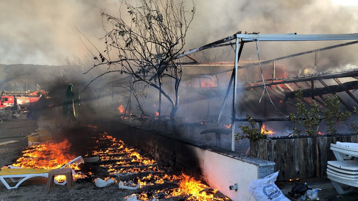 Edremit’te otel yangını: 3 kişi dumandan etkilendi