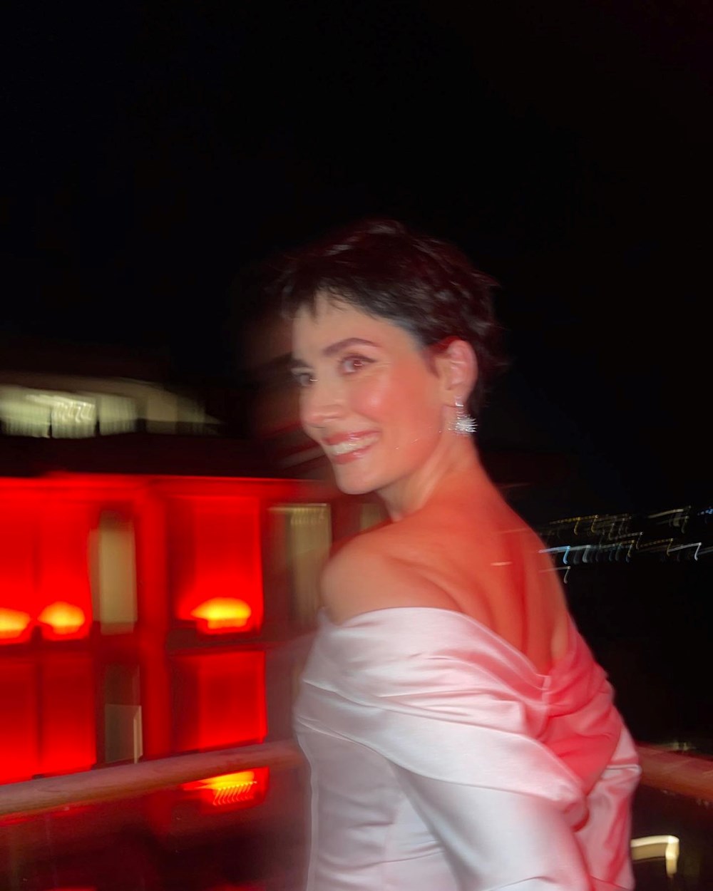 Birce Akalay saçlarını kısacık kestirdi! (Ünlülerin değişimi) - 70