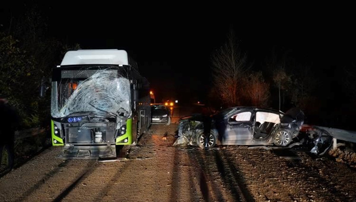 Otomobil, belediye otobüsüyle çarpıştı: 1 ölü, 2 yaralı Otomobil, belediye otobüsüyle çarpıştı: 1 ölü, 2 yaralı