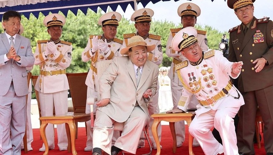 Kuzey Kore, alabora olan savaş gemisini suya indirdi