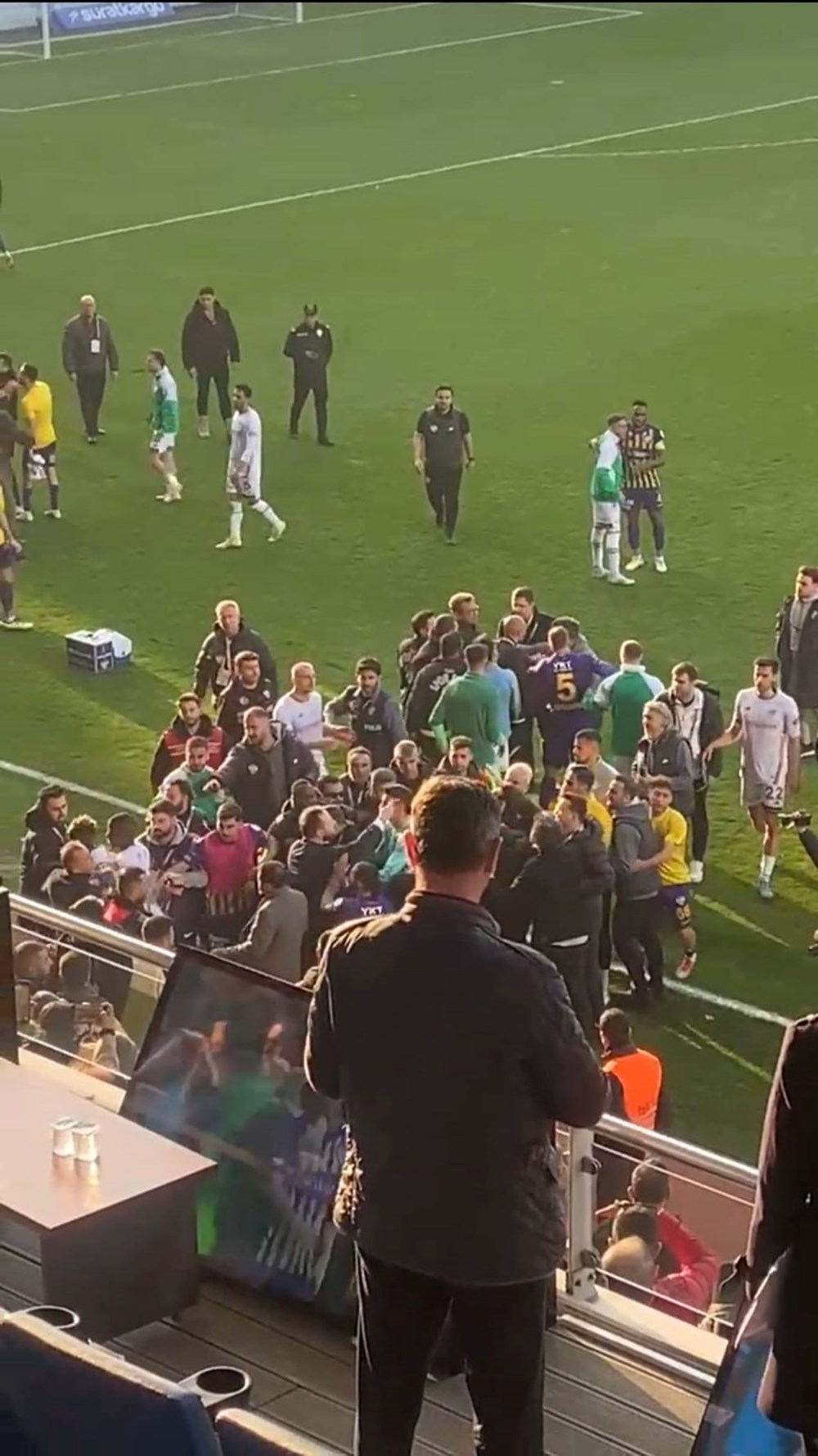 Derbi Sonrası Arbede: Eyüpspor-Konyaspor Maçı Saha İçine Taşan Olaylarla Karıştı, Polis Müdahale Etti 74 utlXxsmgAkOt BrXDsvrJw