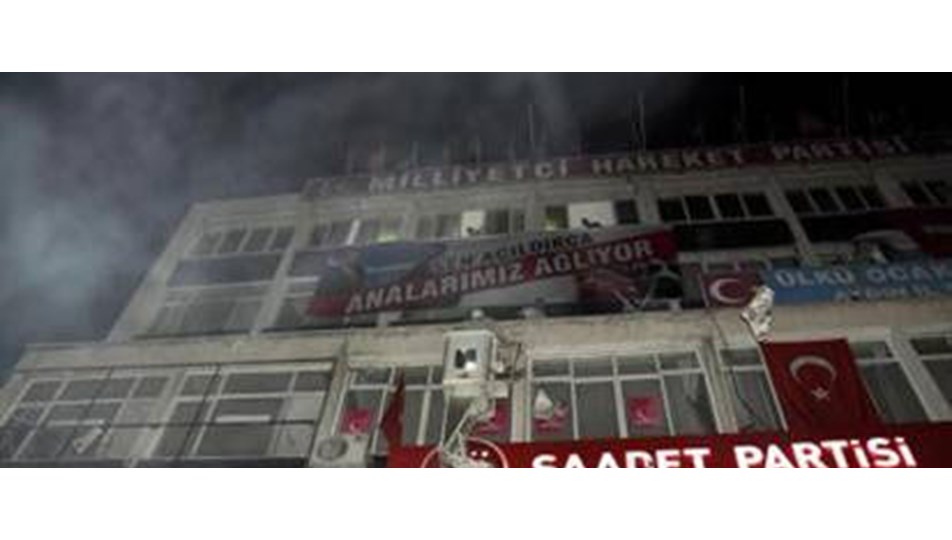 MHP'den bir açılım pankartı daha