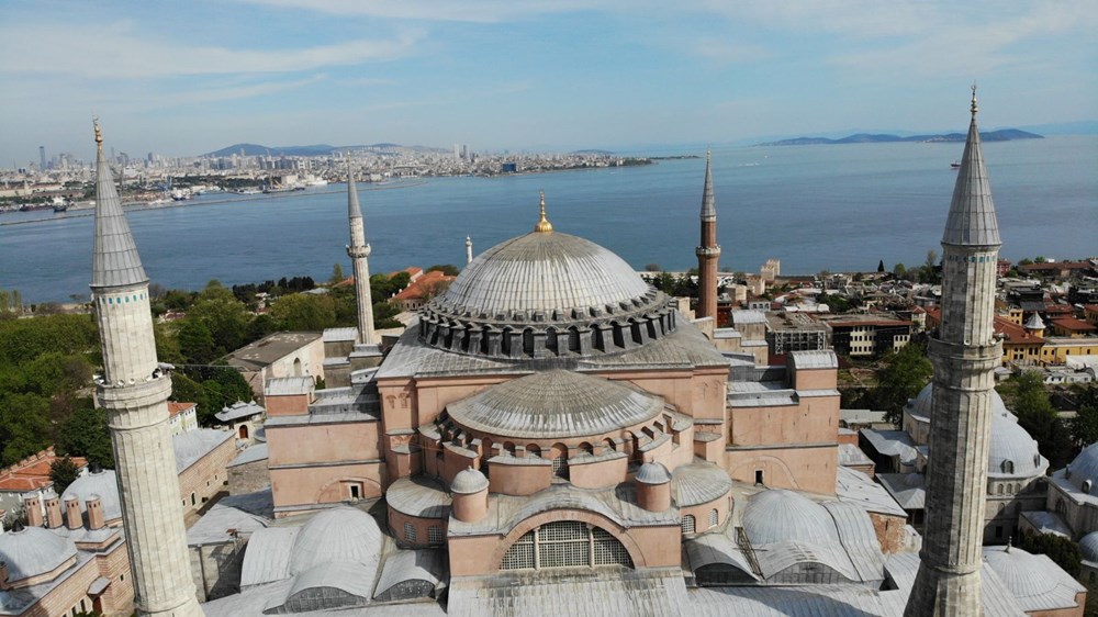 Ayasofya Camii'ne 87 yıl sonra ilk mahya asıldı - 2