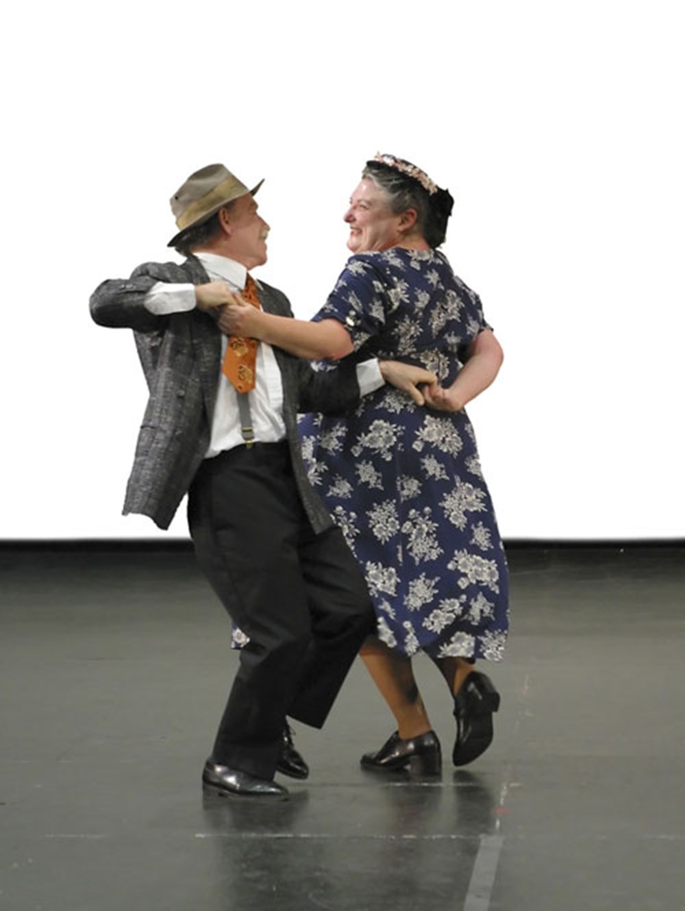 Шуточный танец старушек. Пенсионеры танцуют. Танцы для пожилых. Старики танцуют. Танцы пожилых пар.
