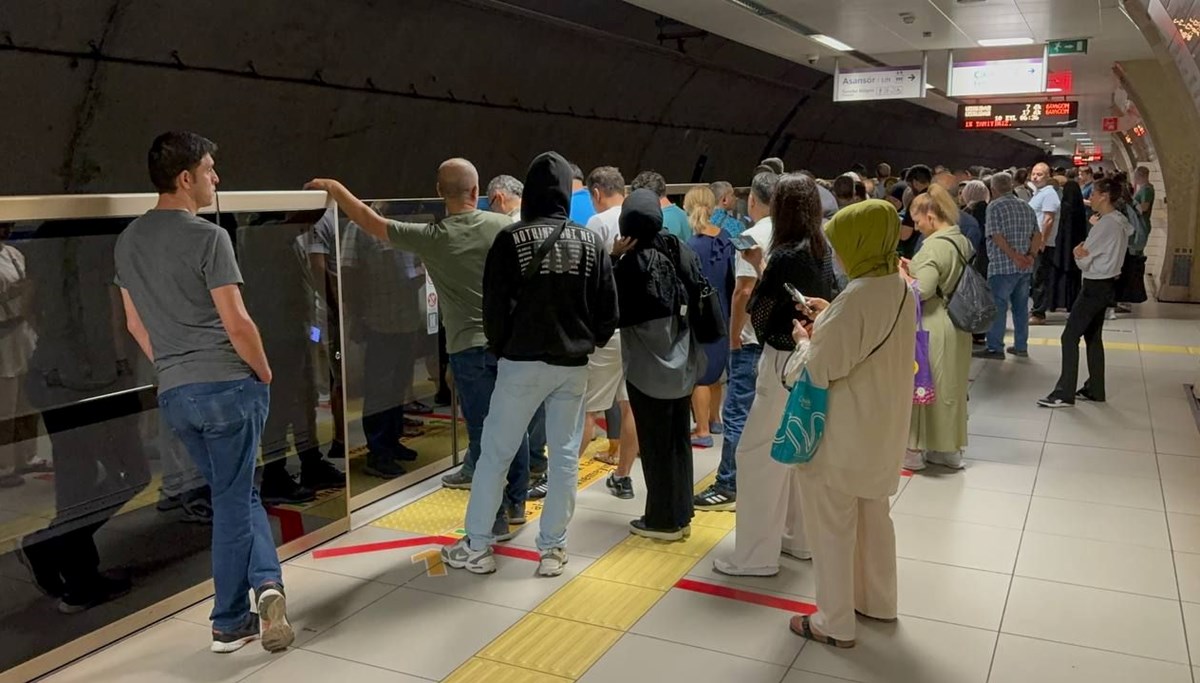 İstanbul'da metro arızası: Yolcular vagonda kaldı İstanbul'da metro arızası: Yolcular vagonda kaldı