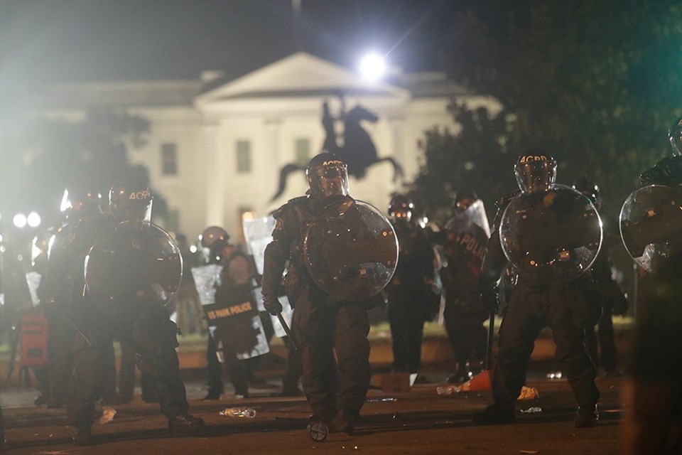 Beyaz Saray önündeki Floyd protestoları çatışmalara sahne oldu - 2