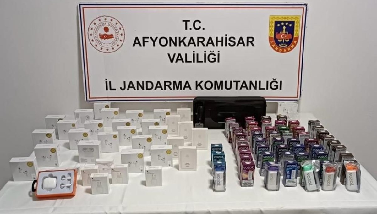 Jandarma durdurduğu araçta onlarca kaçak ürün ele geçirdi