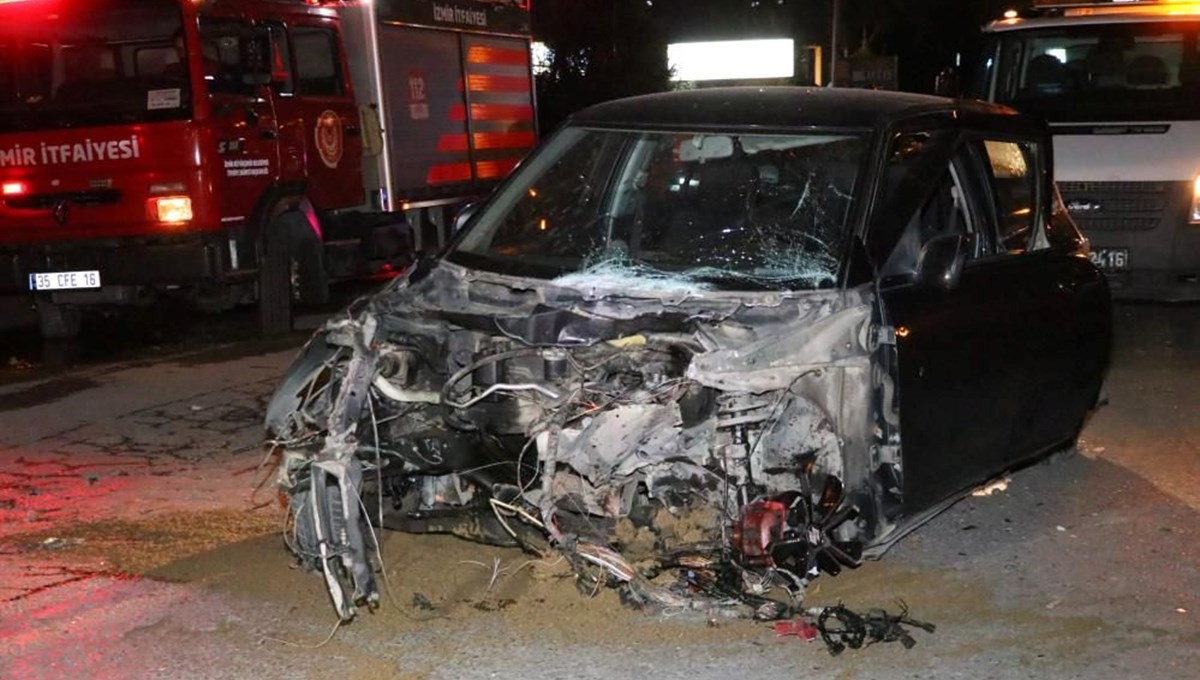 İzmir'de feci kaza | Refüje ve aydınlatma direğine çarpan otomobilin sürücüsü öldü