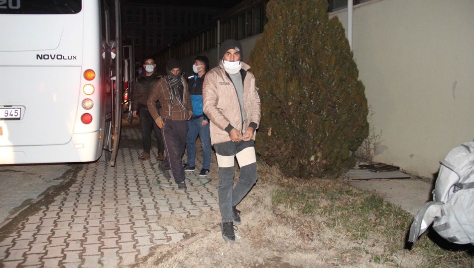 TIR dorsesinden 56 kaçak göçmen çıktı