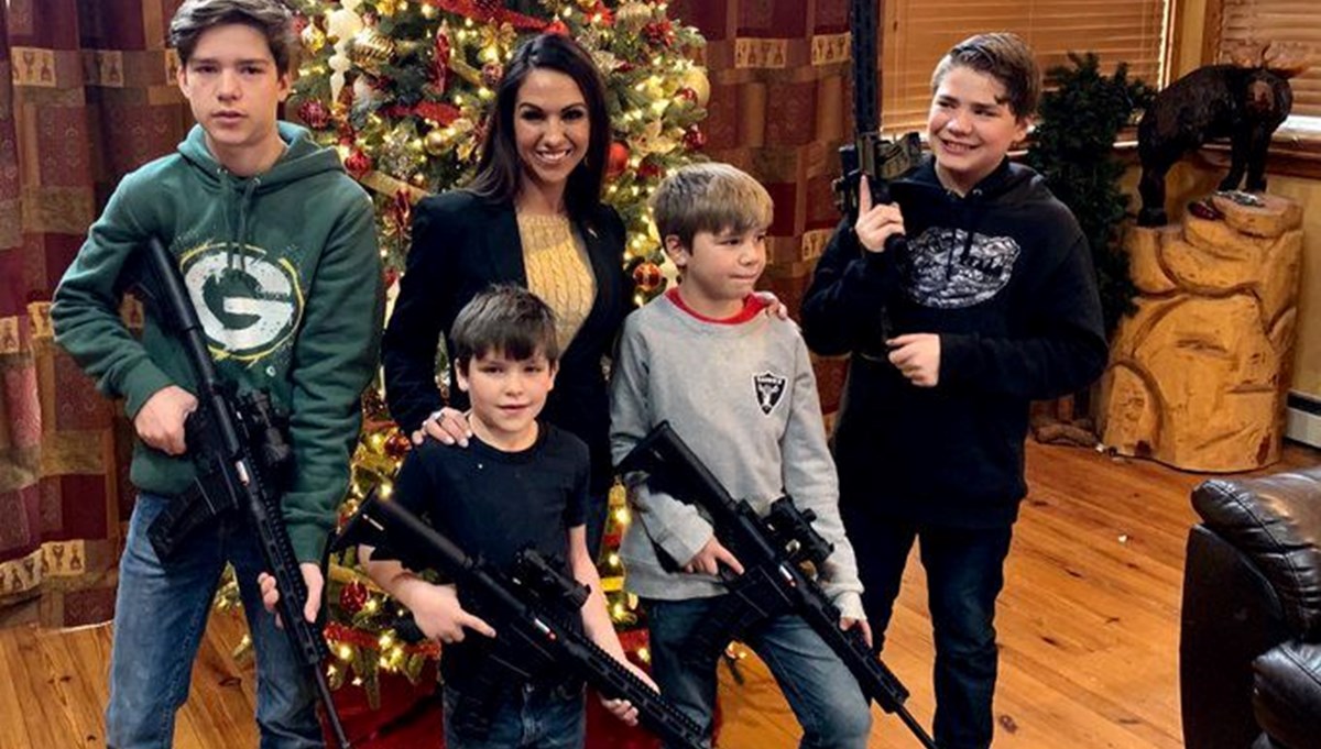 Tepkilerin ardından bir fotoğraf daha: Lauren Boebert'den silahlı Noel fotoğrafı
