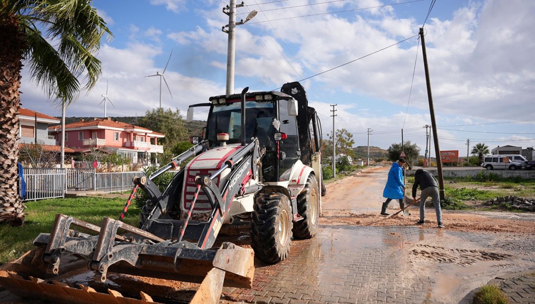 İzmir Çeşme'de etkili olan sağanak hayatı olumsuz etkiledi