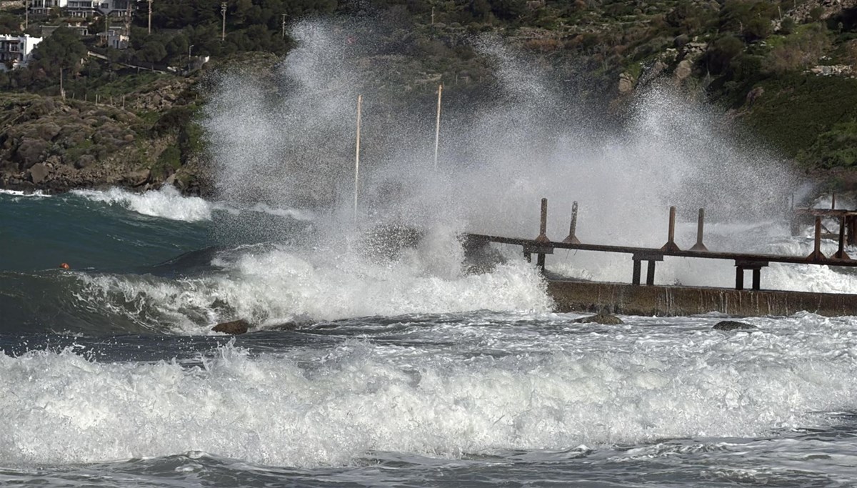 Bodrum'da feribot seferlerine fırtına engeli