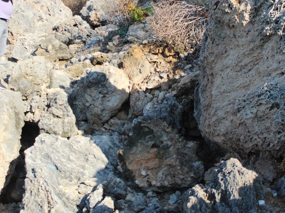 Falezlerde 300 kilogramlık kayanın altında feci ölüm - 11