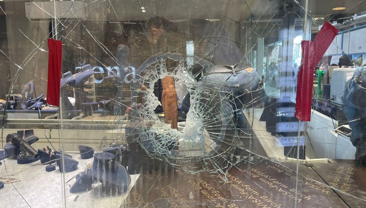 Dükkandan gümüş takıları çaldılar Dükkandan gümüş takıları çaldılar