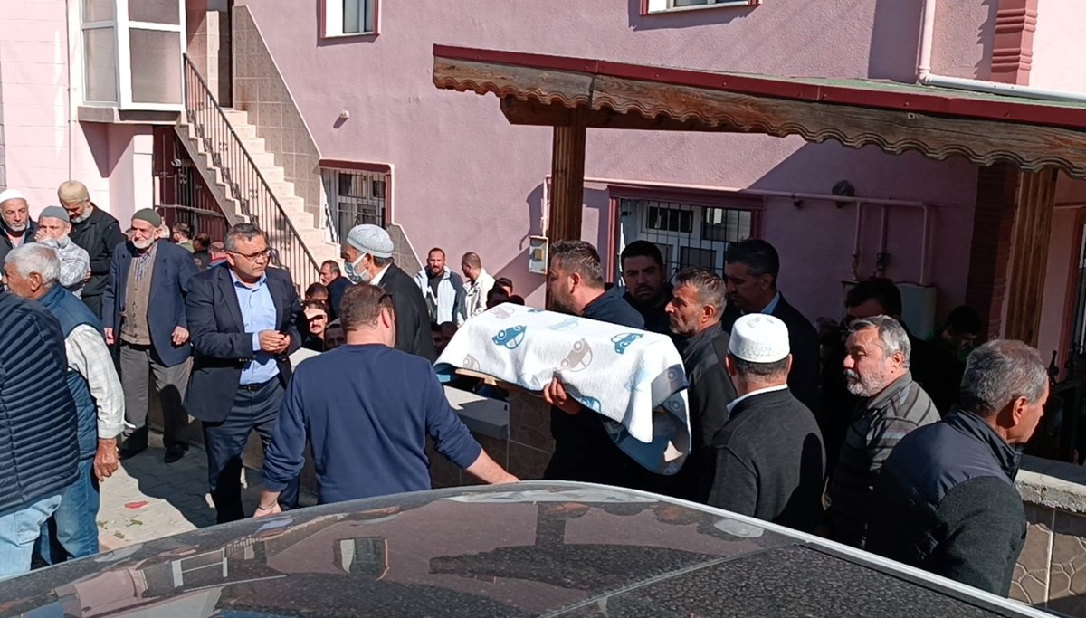 Bazayla karyola arasına sıkışıp yaşamını yitiren bebek toprağa verildi Bazayla karyola arasına sıkışıp yaşamını yitiren bebek toprağa verildi