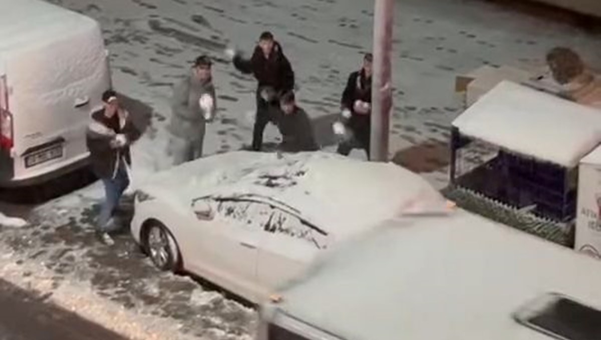 Kar toplarının içine taş koydular: Araçların camlarını kırdılar Kar toplarının içine taş koydular: Araçların camlarını kırdılar