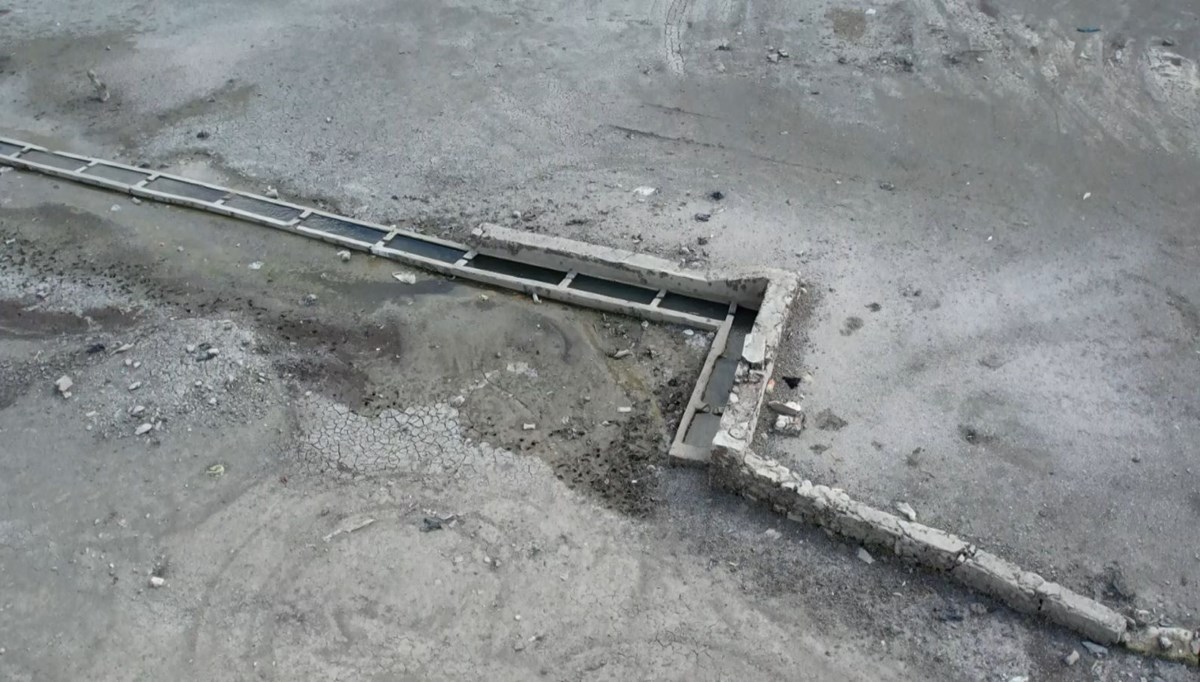 Sazlıdere Barajı'nda sular çekildi, tarihi yol ortaya çıktı Sazlıdere Barajı'nda sular çekildi, tarihi yol ortaya çıktı