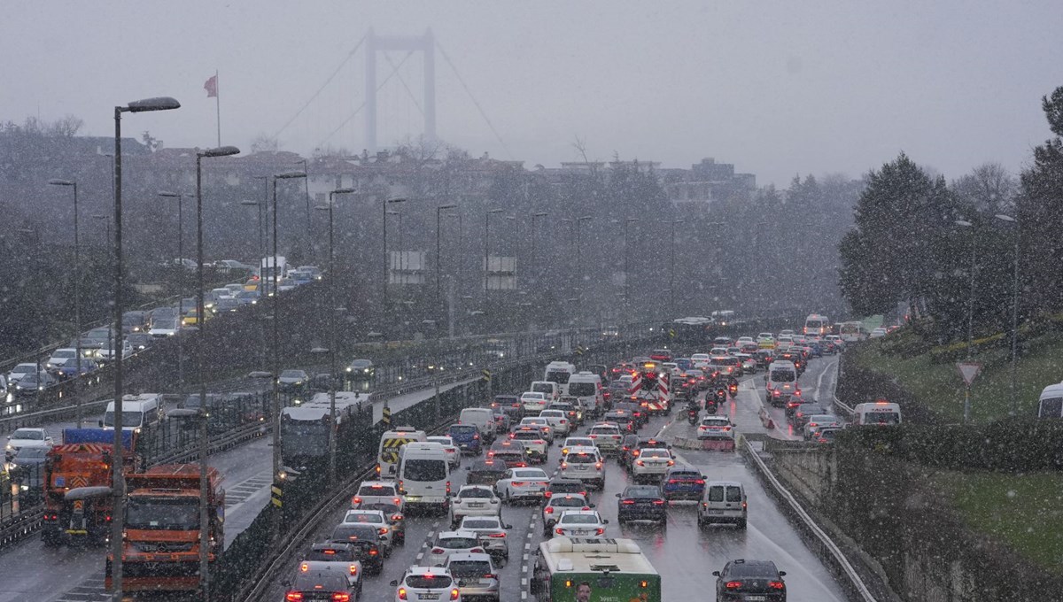 İstanbul’da kar yağışı ne kadar sürecek? Hem meteoroloji hem AKOM uyardı: Bu akşama dikkat!