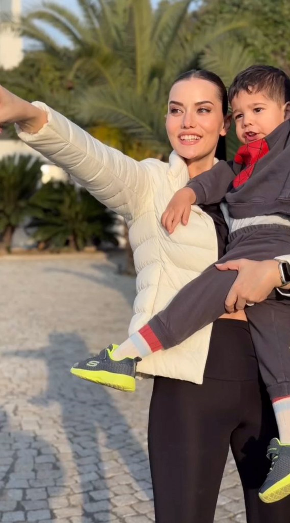 Fahriye Evcen'den küçük oğlu Kerem ile yeni pozlar - 2