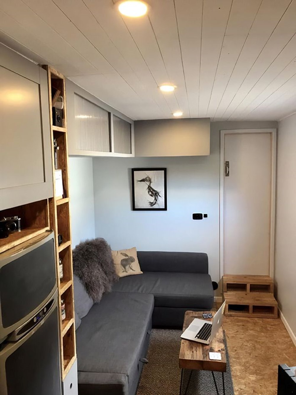 Her gittikleri yerde konaklama ücreti ödemekten bıkınca kendi taşınabilir evlerini yaptılar - 13