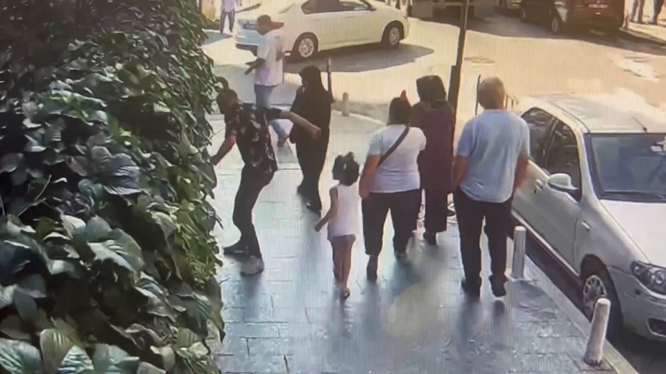 İstanbul'da eşini sokak ortasında dövdü - 1