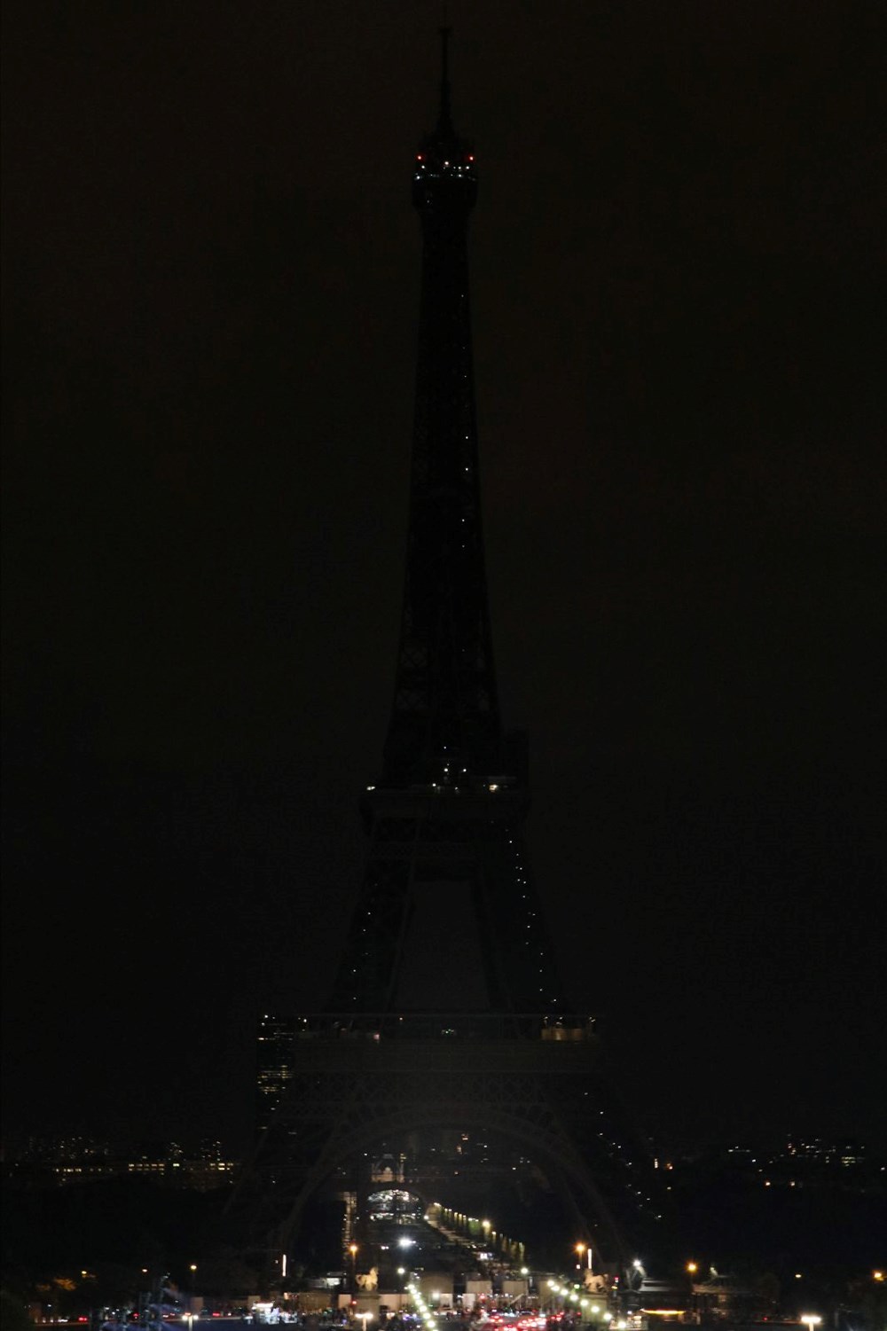 Paris'in sembolü Eyfel Kulesi enerji tasarrufu için erken karartıldı  3