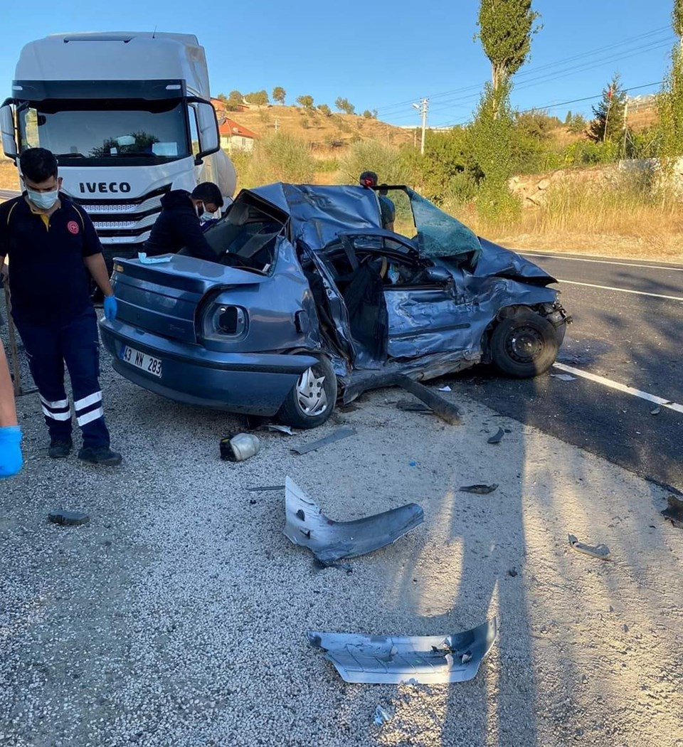 Antalya'da otomobil ile TIR kafa kafaya çarpıştı: 4 ölü - 1