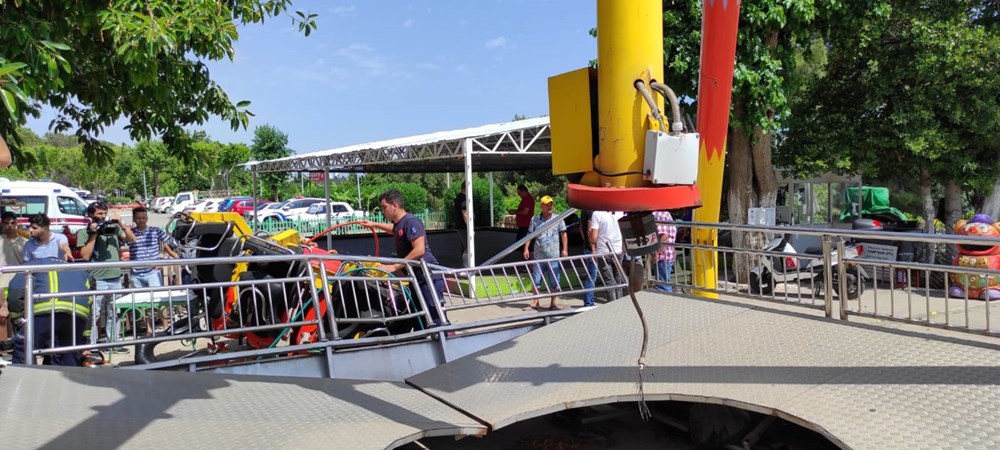 Lunaparkta oyuncak koparak düştü: Baş aşağı kurtarılmayı beklediler - 5