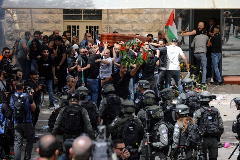 İsrail güçleri El Cezire muhabirinin cenazesine müdahale etti - 1