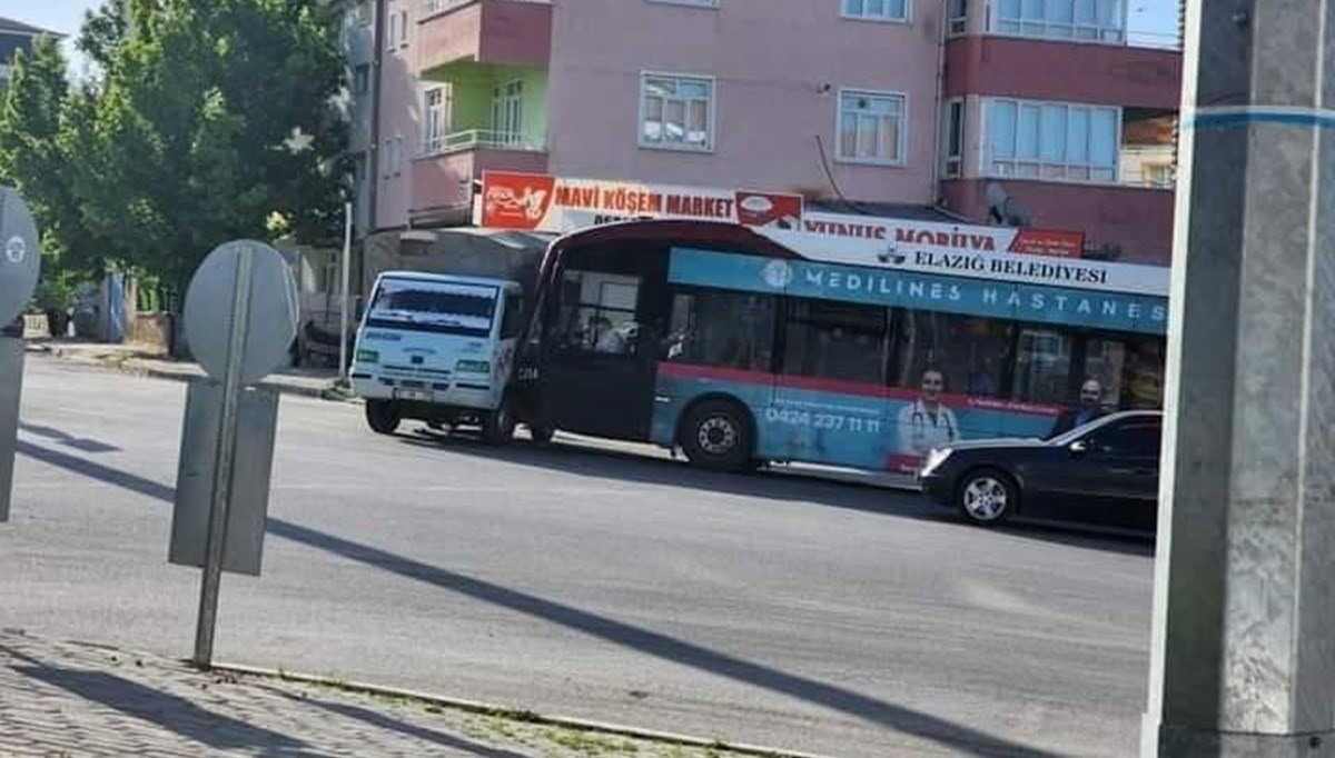 Elazığ'da halk otobüsü ile pikap çarpıştı: 9 yaralı