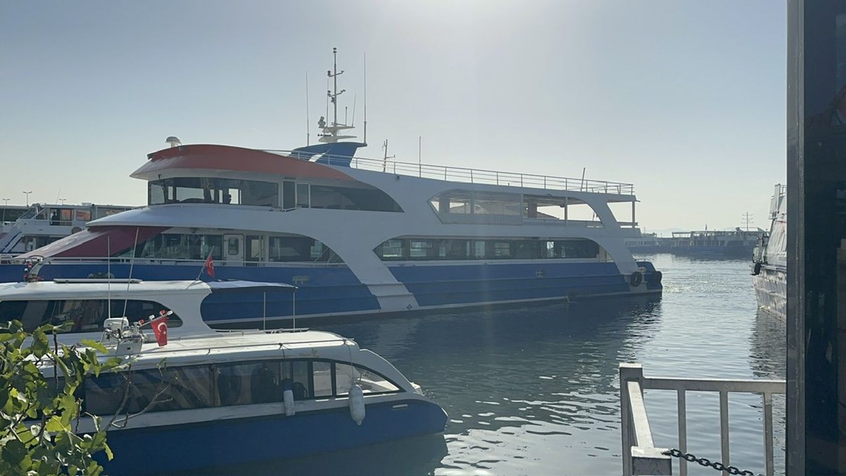 Adalar'da yolcu teknesinin dümeni kilitlendi Adalar'da yolcu teknesinin dümeni kilitlendi