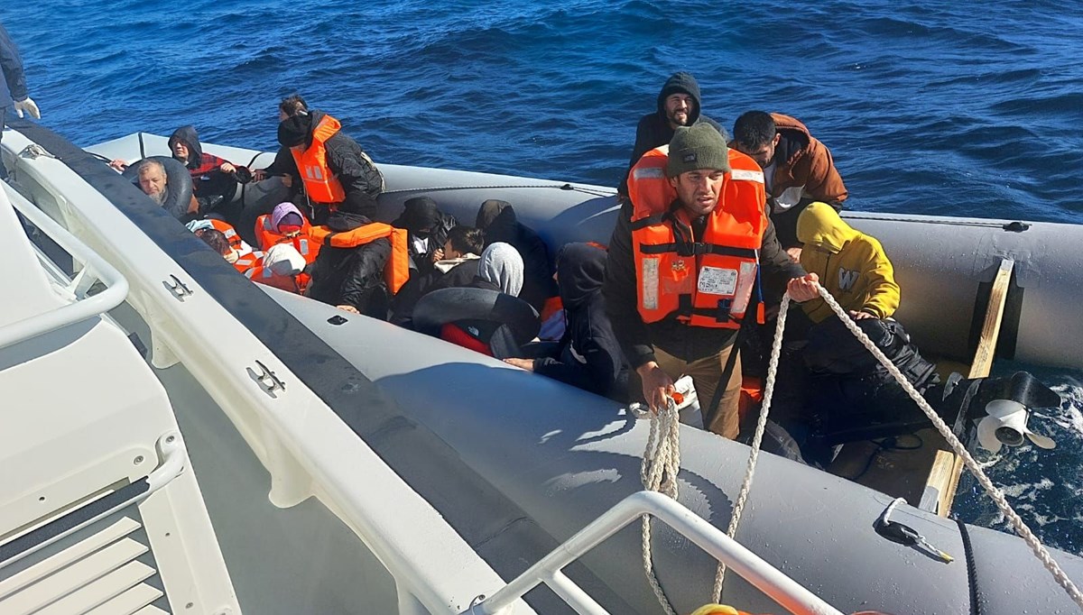 Ayvalık'ta 10'u çocuk 18 göçmen kurtarıldı Ayvalık'ta 10'u çocuk 18 göçmen kurtarıldı