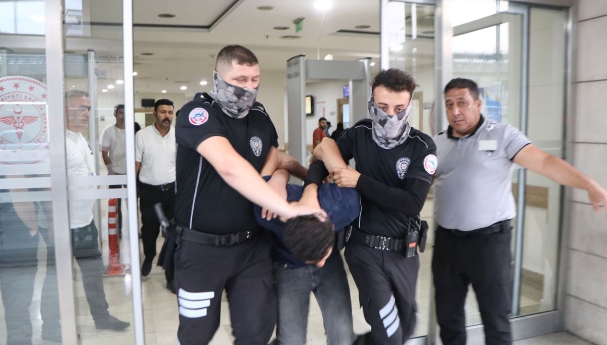 Doktoru ve güvenlik görevlisini bıçakladı