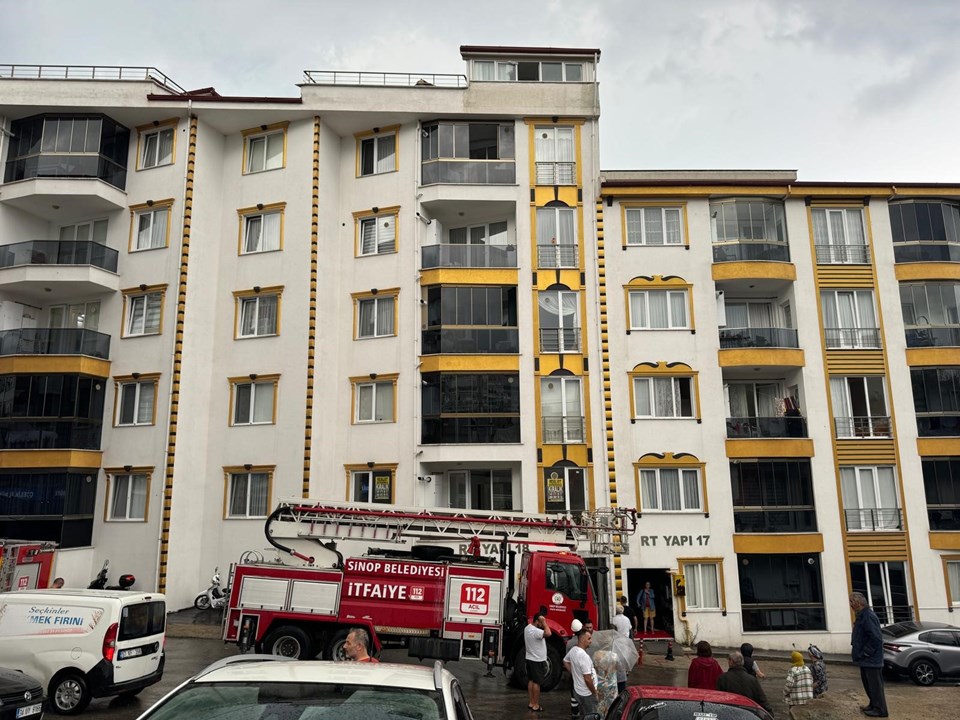 Sinop’ta fırtına: Yıldırım isabet eden apartmanda yangın çıktı - 1