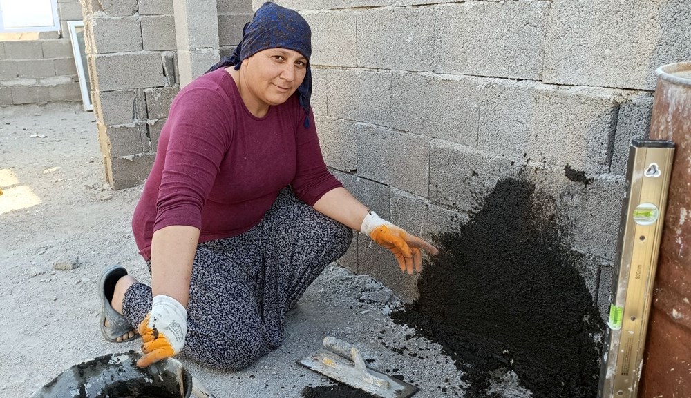 Kocası düşüp sakatlanınca inşaat işçisi oldu: Dekorasyon, ısı yalıtım, boya... Yapamadığı iş yok - 4