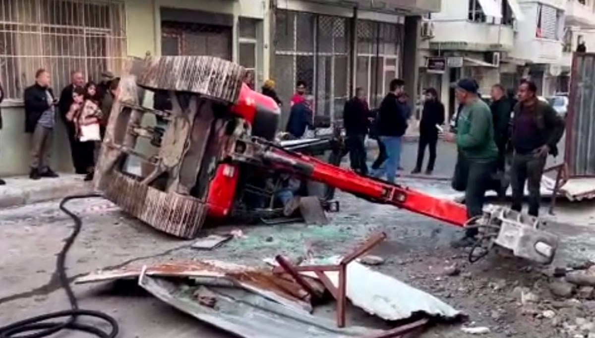 Yıkım yaptığı iş makinesiyle 3'üncü kattan sokağın ortasına düştü