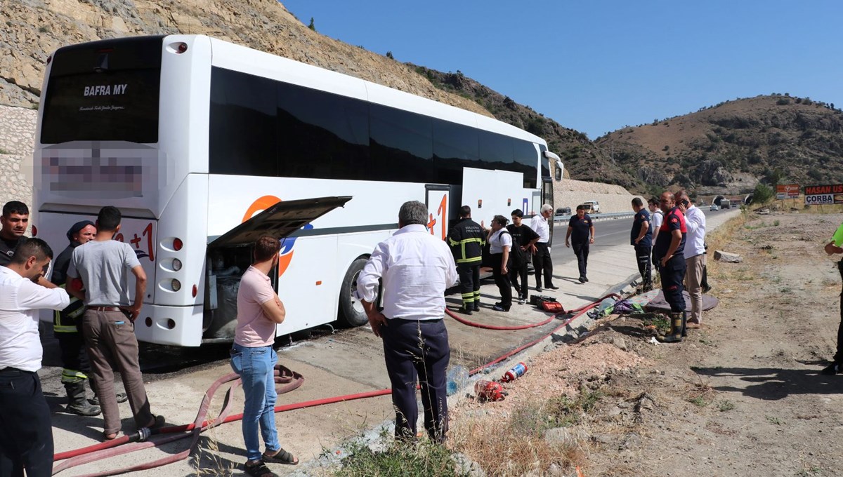 Seyir halindeki yolcu otobüsünde yangın