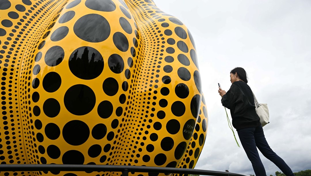 Yayoi Kusama'nın bronz heykeli "Pumpkin" Londra'da sergileniyor