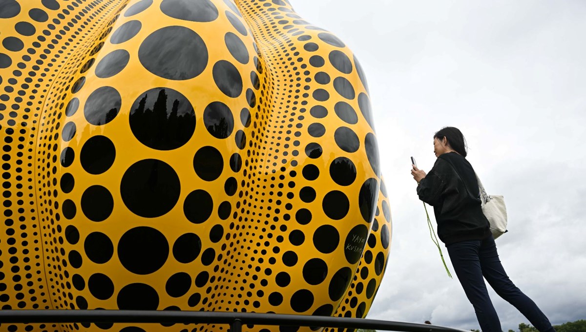 Yayoi Kusama'nın bronz heykeli 