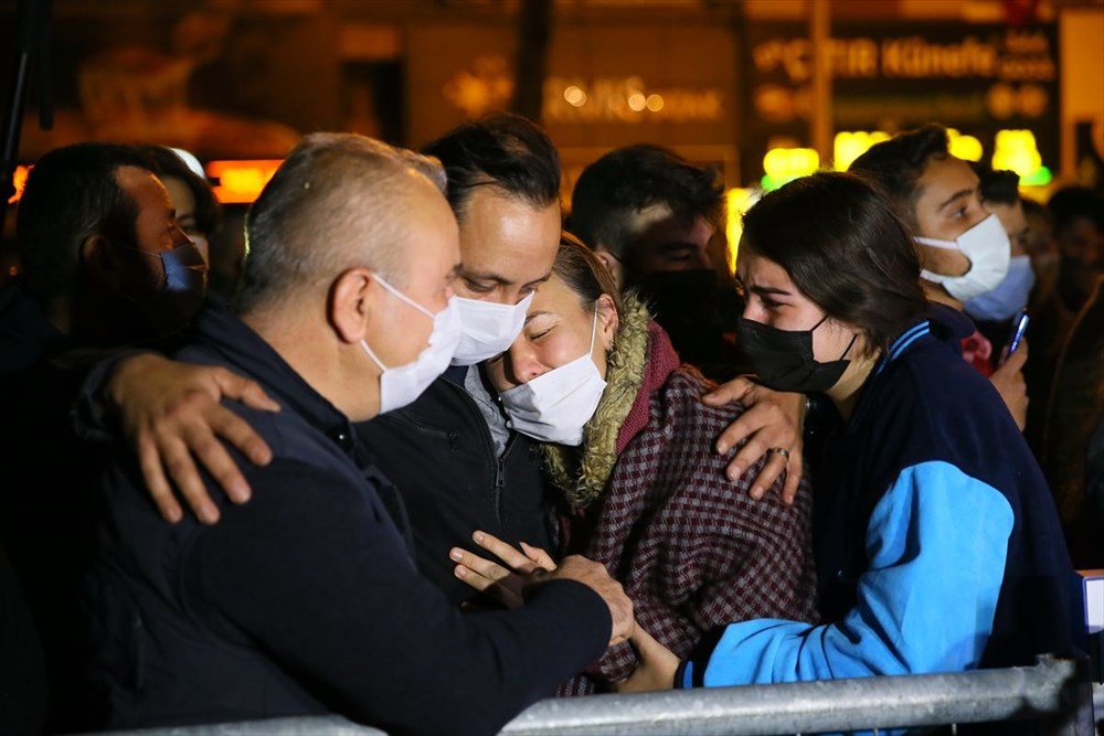 İzmir'deki depremde hayatını kaybedenler anıldı - 2
