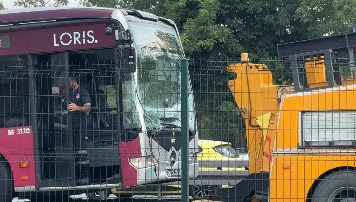 Metrobüsler çarpıştı