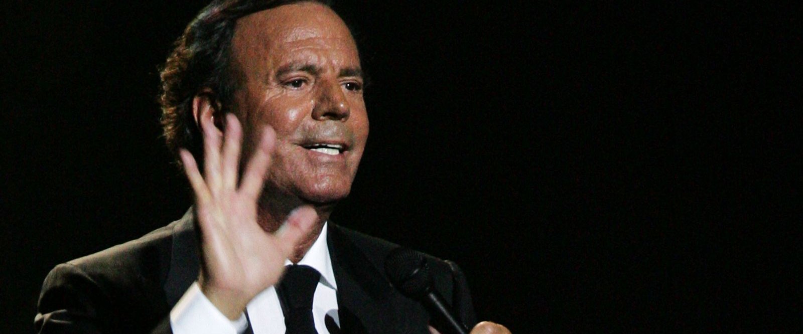 Хулио иглесиас сейчас. Хулио иглесиас фото. Хулио иглесиас фото в молодости. Хулио иглесиас молодой фото. Хулио иглесиас-старший.