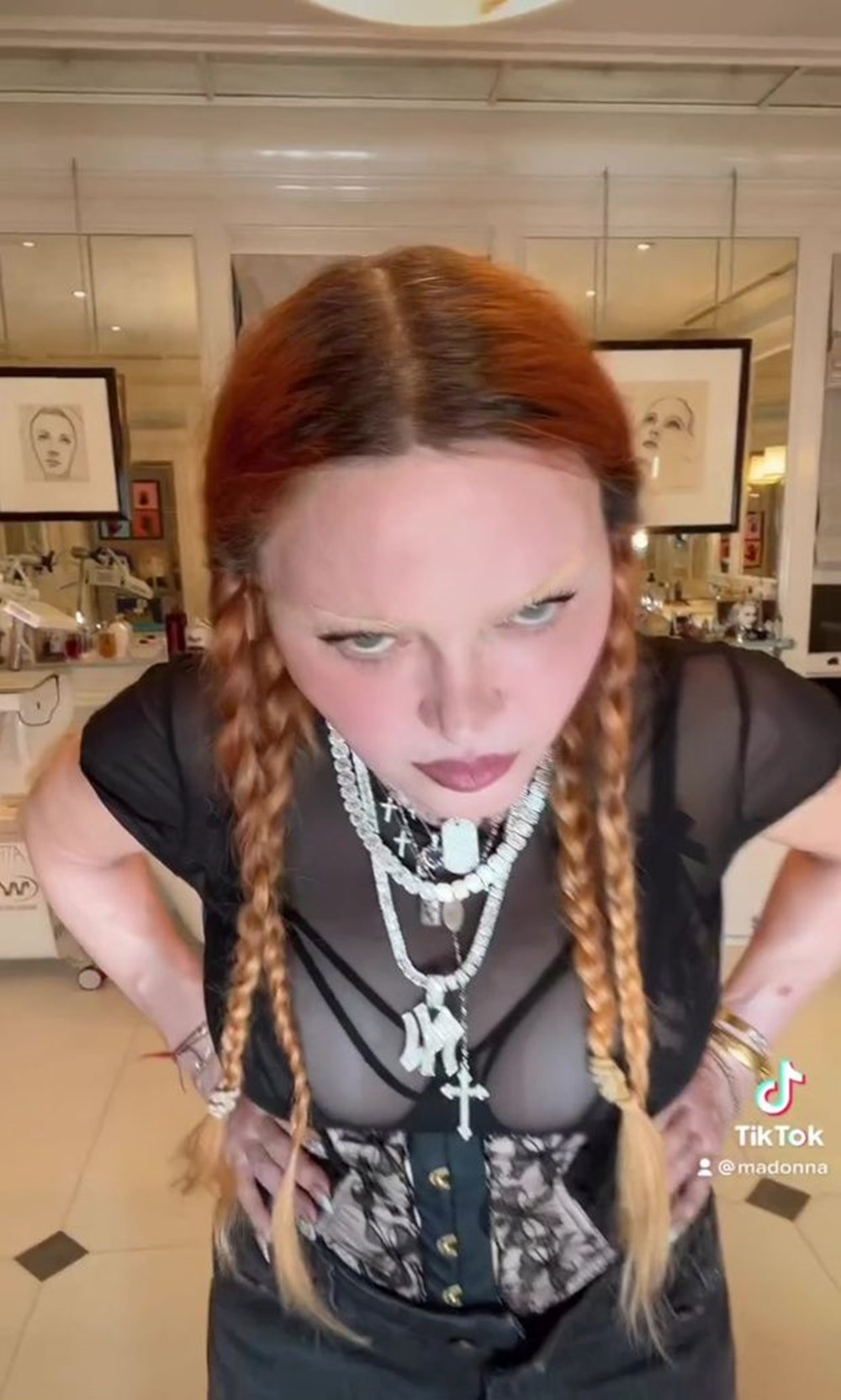 Madonna'nın köpek taklidi tepki topladı: İğrençsin! - 5