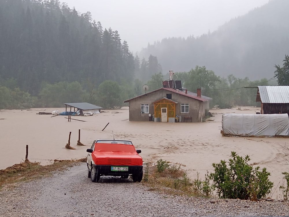 Karadeniz'de şiddetli yağış: Su basan hastane tahliye ediliyor - 14
